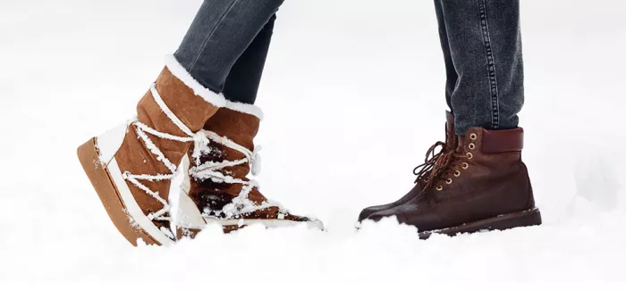 Close up von zwei Paar Winterschuhen im Schnee