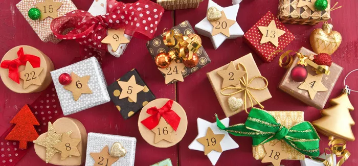 Ein Adventskalender mit verschiedenen Türchennummern.