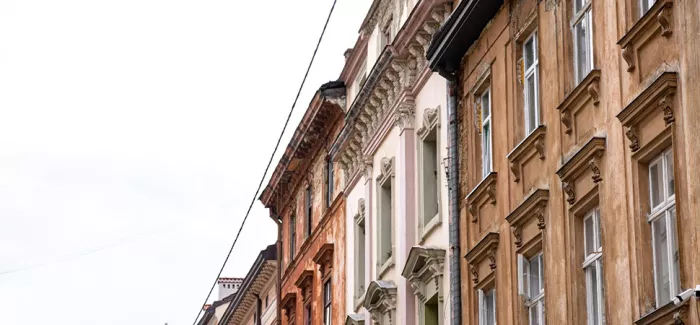 Eine Häuserzeile Altbauten