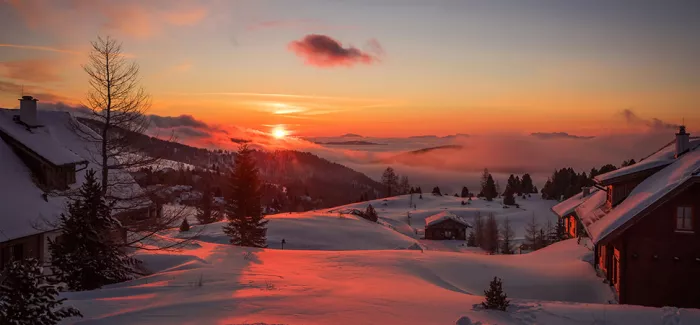 Schneebedeckte Winterlandschaft bei Sonnenaufgang oder Untergang