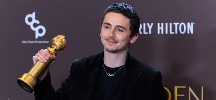 Schauspieler Timothee Chalamet mit seinem Golden Globe Award auf dem roten Teppich