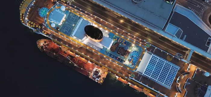 Ein Kreuzfahrschiff bei Sonnenuntergang auf der Vogelperspektive