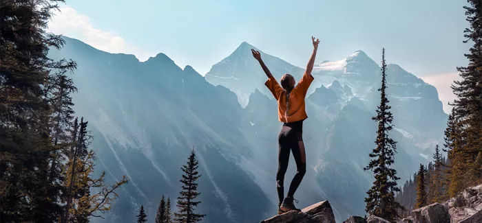 Frau steht auf einem Berg in Kanada.