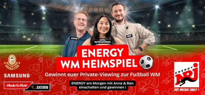 Grafik mit drei Moderator*innen in einem Fußballstadion