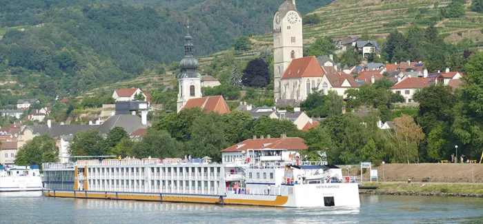 Schiff fährt auf einem Fluss