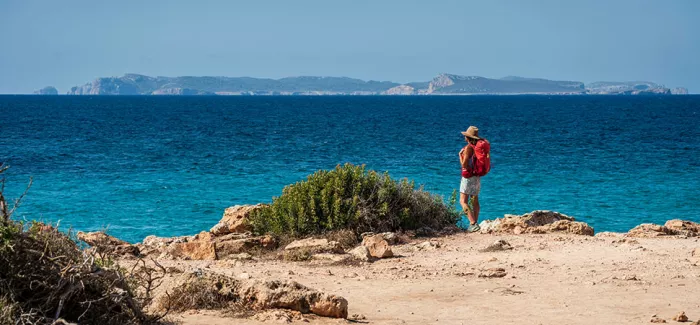 Eine Frau mit Wanderrucksack auf Mallorca