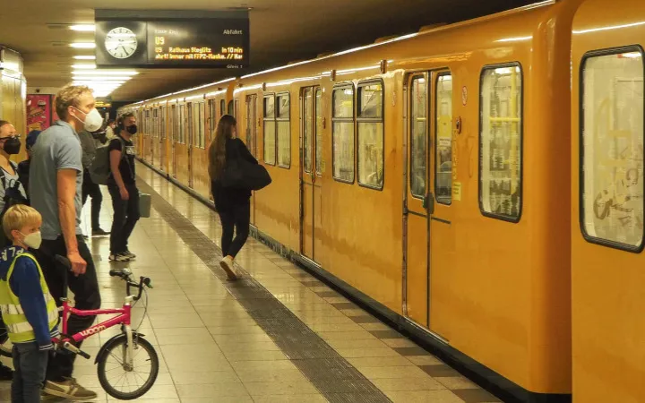 Berlin U-Bahn Personen steigen in eine Berliner U-Bahn ein