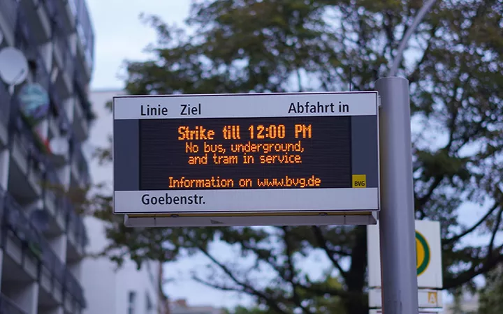 BVG Streik Eine Bushaltestellen Anzeige mit Hinweis auf den Streik