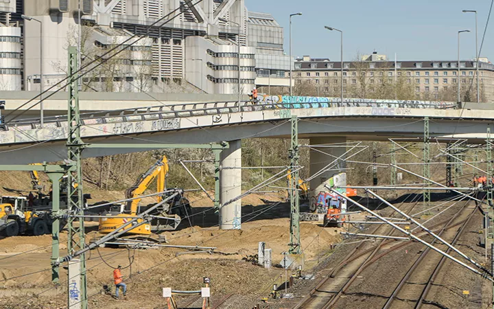 Abrissarbeiten Abriss der Ringbahnbrücke an der A100.