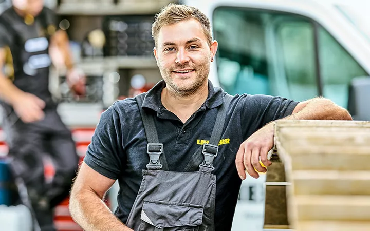 Liebherr Jobs Mann in einer Werkstatt