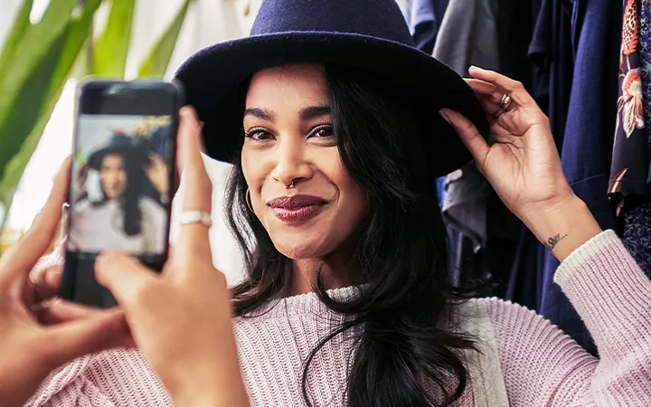 Gesundbrunnen Center OOTD Foto Eine Frau mit Hut posiert für ein Fashion-Foto