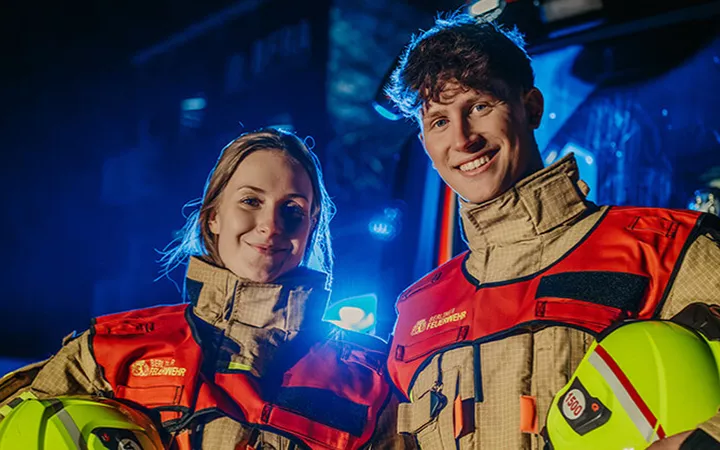 Ein Mann und eine Frau in Feuerwehruniform
