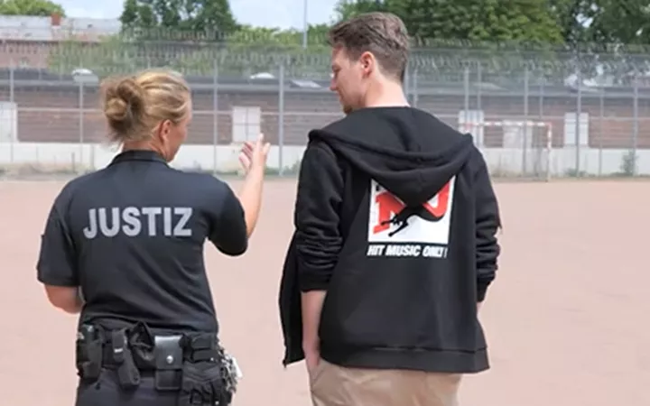 Richie testet JVA Justizvollzugsbeamtin und Richie von ENERGY