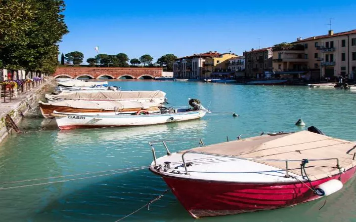 Boote am Steg angelegt in einem blauen Fluss mit wunderschönem Himmel.