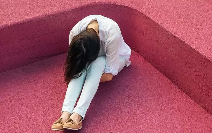 Winterblues oder Depression? Einsame Frau
