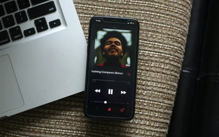 Iphone_The Weeknd_Stockphoto iPhone, auf dem Musik läuft