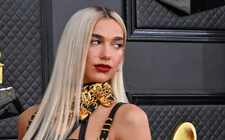 Dua Lipa bei den Grammy Awards 2022