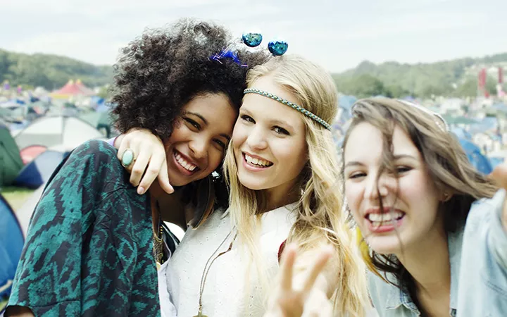 Festivalgirls Freunde freuen sich auf das Festival