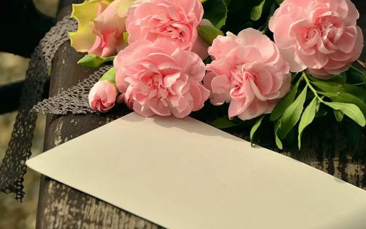 Blumen und Briefumschlag