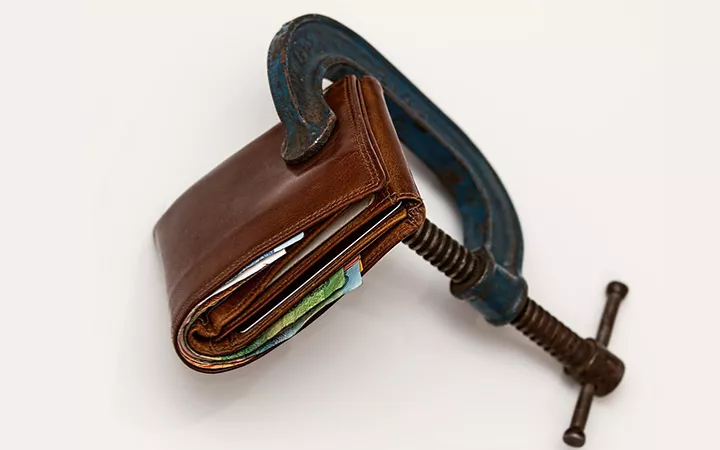 Die Inflation bereitet vielen Bundesbürgern erhebliche Sorgen Geldbörse in Schraubstock