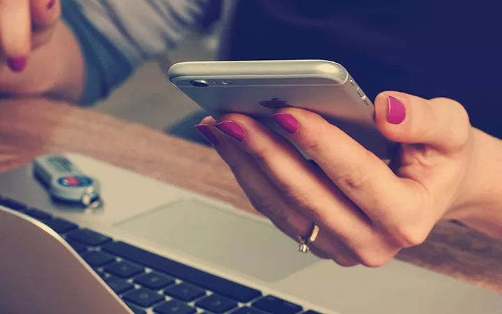 Frau mit Smartphone Frau mit Smartphone