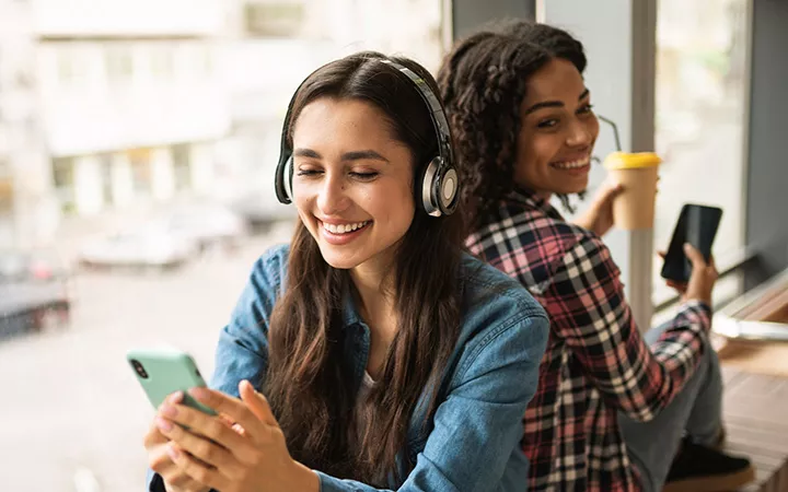 World Radio Day am 13. Februar 2023 2 Frauen mit Kopfhörern hören Musik