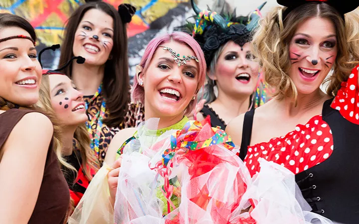 Fasching Frauen feiern Karneval im Kostüm