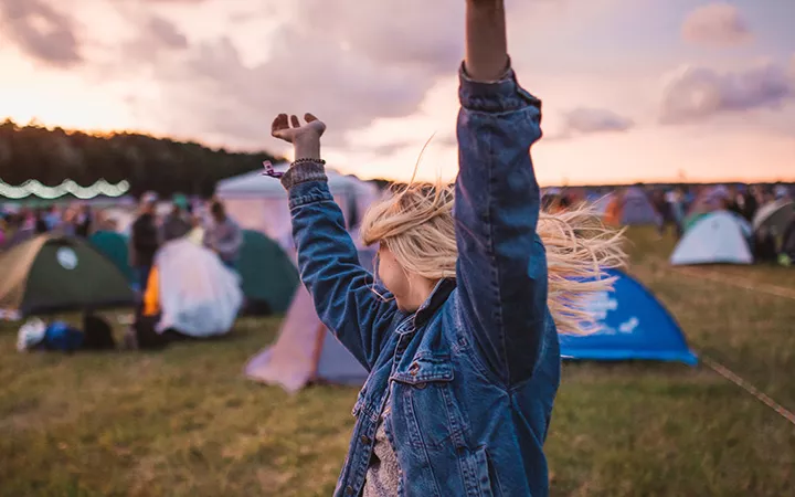 Festival-Campingplatz bei Sonnenuntergang