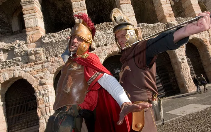 Zwei Gladiatoren vor dem Kolosseum in Rom (Stockphoto)