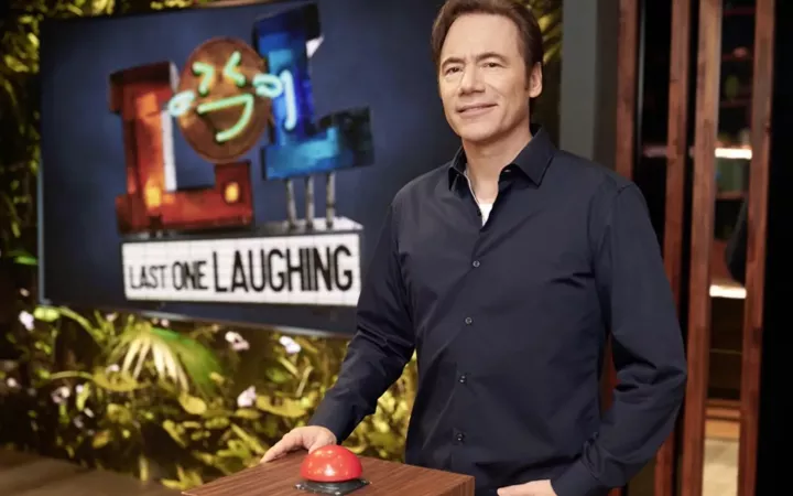 "LOL: Last One Laughing" mit Michael "Bully" Herbig Michael "Bully Herbig" steht vor dem roten Buzzer