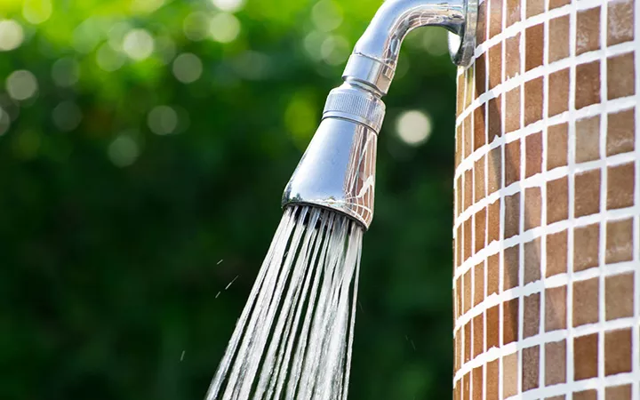 Duschkopf mit fließendem Wasser 