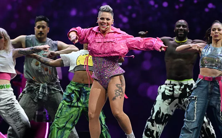 P!NK und Tänzerinnen performen auf der Bühne während der Summer Carnival Tour