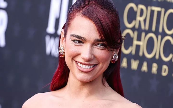 Dua Lipa steht auf dem Roten Teppich bei den Critics Choice Awards.