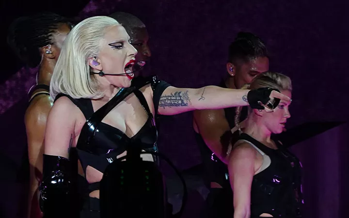 Lady Gaga auf der Bühne während ihrer The Chromatica Ball Tour 2022