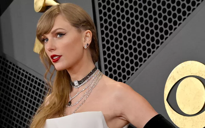 Taylor Swift auf dem roten Teppich der Grammy Awards 2024