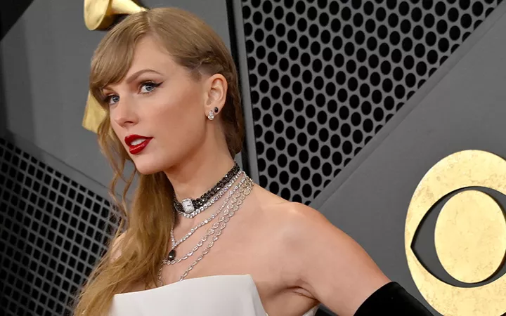 Taylor Swift auf dem roten Teppich der Grammy Awards 2024 Taylor Swift auf dem roten Teppich der Grammy Awards 2024
