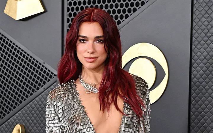 Dua Lipa bei den Grammys 2024.