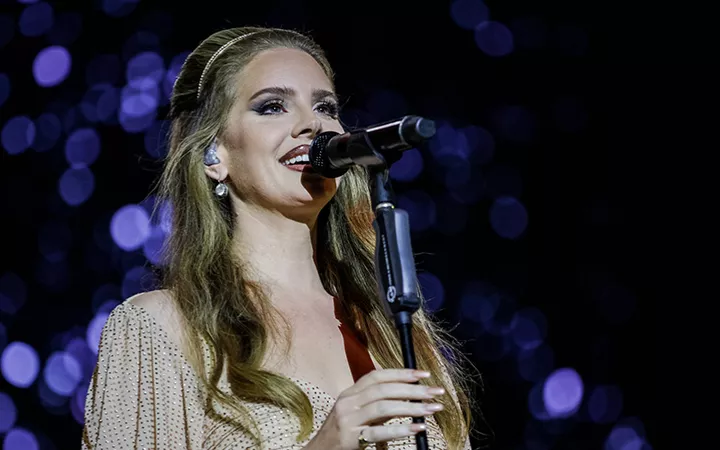 Lana Del Rey Lana Del Rey singt auf einer Bühne.