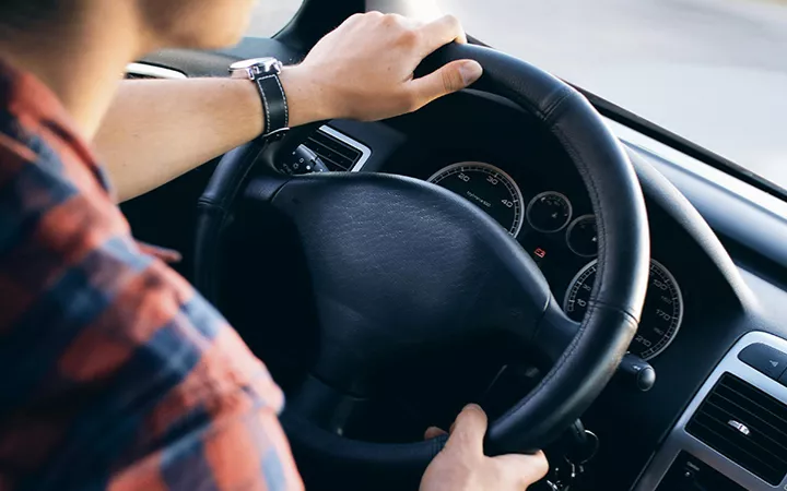 Autofahren Mann fährt in einem Auto