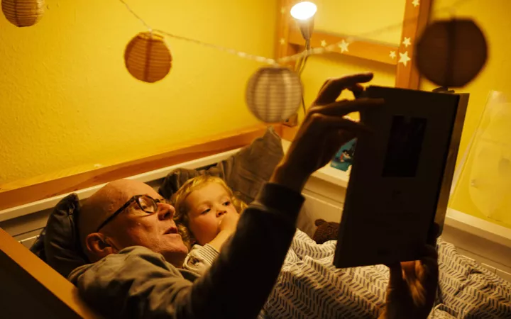 Kinderzimmerbeleuchtung Opa liest Kind etwas vor