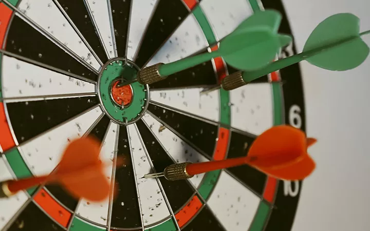 Darts Scheibe mit Pfeilen drin Darts Scheibe mit Pfeilen drin