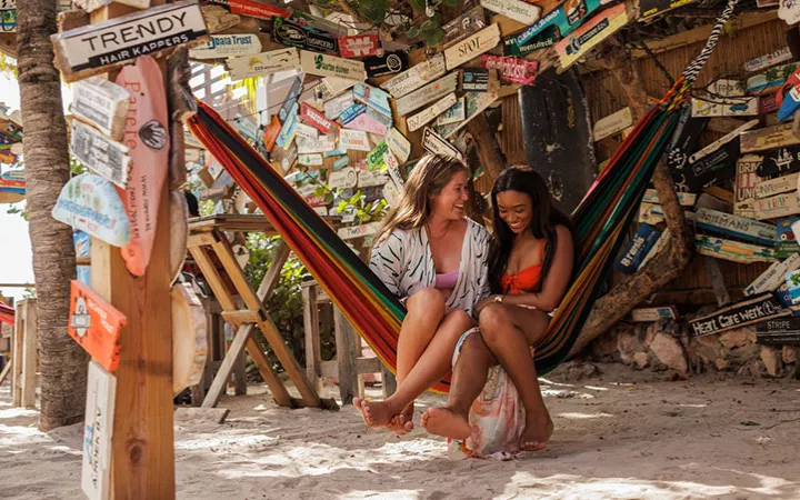 Mit KLM nach Curaçao Zwei Frauen in einer Hängematte auf Curaçao