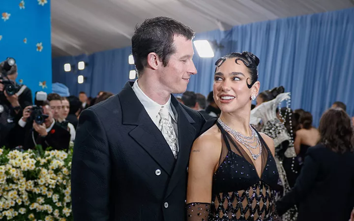 Callum Turner und Dua Lipa auf der Met Gala 2025 Callum Turner und Dua Lipa auf der Met Gala 2025