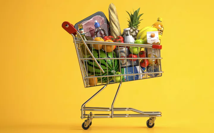 Einkaufswagen mit Lebensmitteln Einkaufswagen mit Lebensmitteln