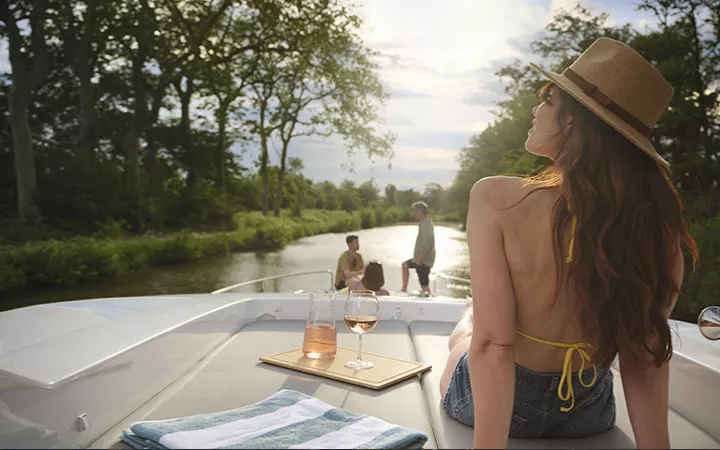 Hausbooturlaub mit Le Boat Frau sonnt sich auf dem Hausboot Le Boat