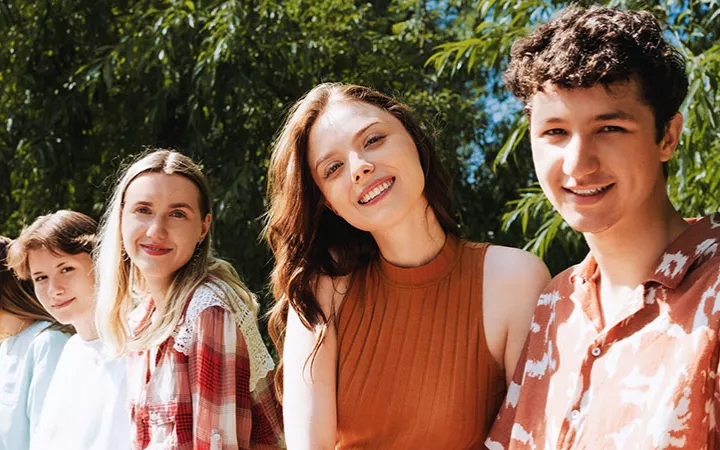 Junge Leute / Teenager Eine Gruppe Teenager / junger Leute