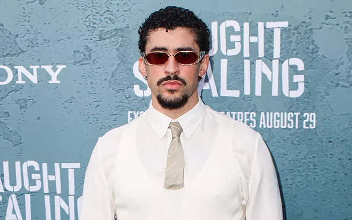 Bad Bunny mit Sonnenbrille auf dem roten Teppich