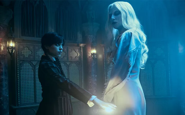 Lady Gaga als Rosaline Rotwood Jenna Ortega und Lady Gaga in Wednesday.