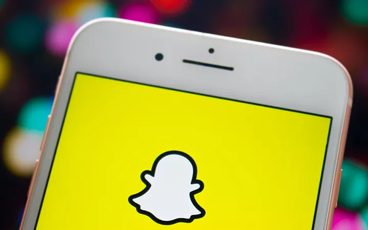 Ein Handy mit dem Snapchat Logo als Inhalt.