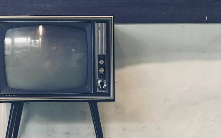 Ein alter Röhrenfernseher mit Beinen